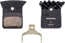 Nový model brzdových destiček Shimano L05A, polymerové s chladičem, pro silniční diskové brzdy (i některé MTB), L05A jsou o cca 30% odolnější než jejich předchůdci L03A