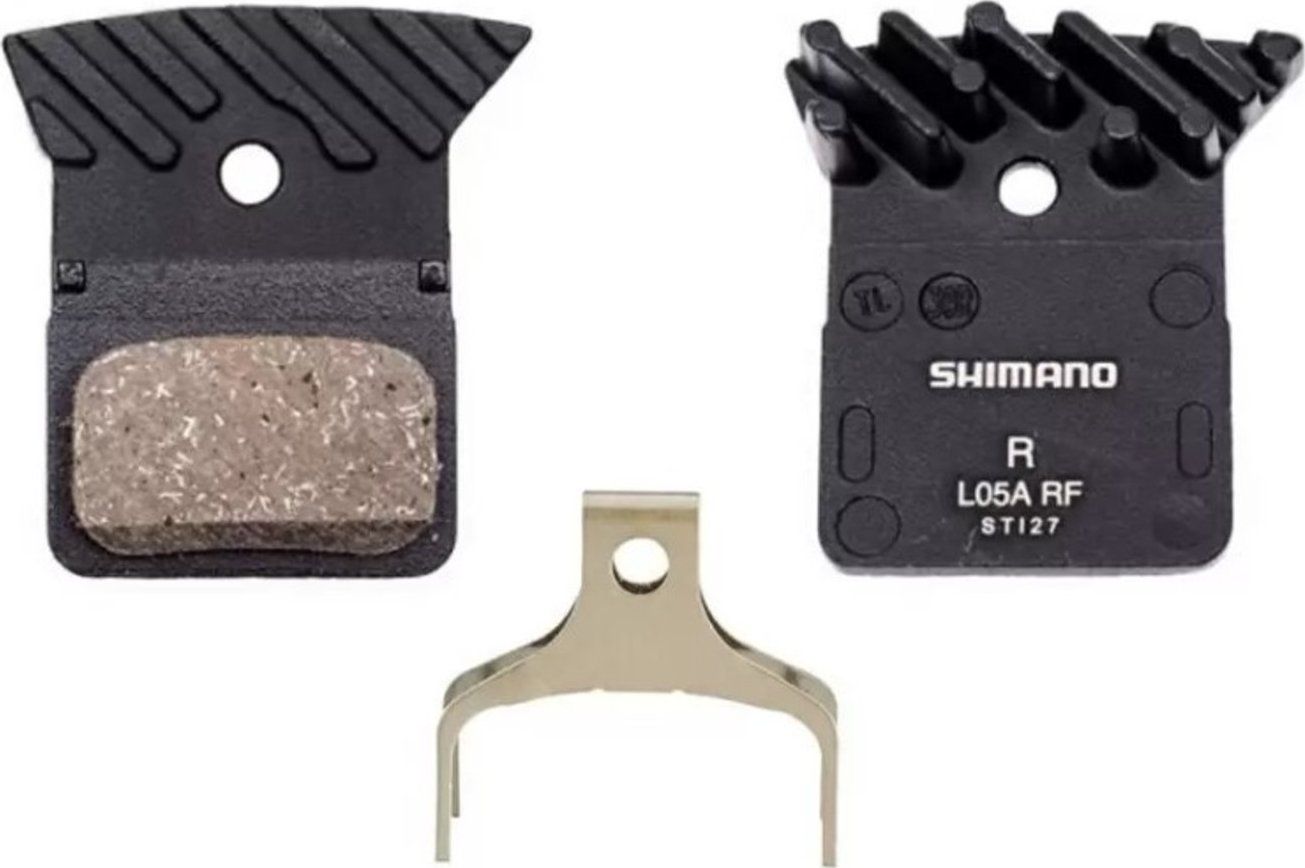 Nový model brzdových destiček Shimano L05A, polymerové s chladičem, pro silniční diskové brzdy (i některé MTB), L05A jsou o cca 30% odolnější než jejich předchůdci L03A