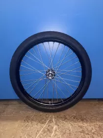 Obuté zapletené kolo na kárku 23x2,25