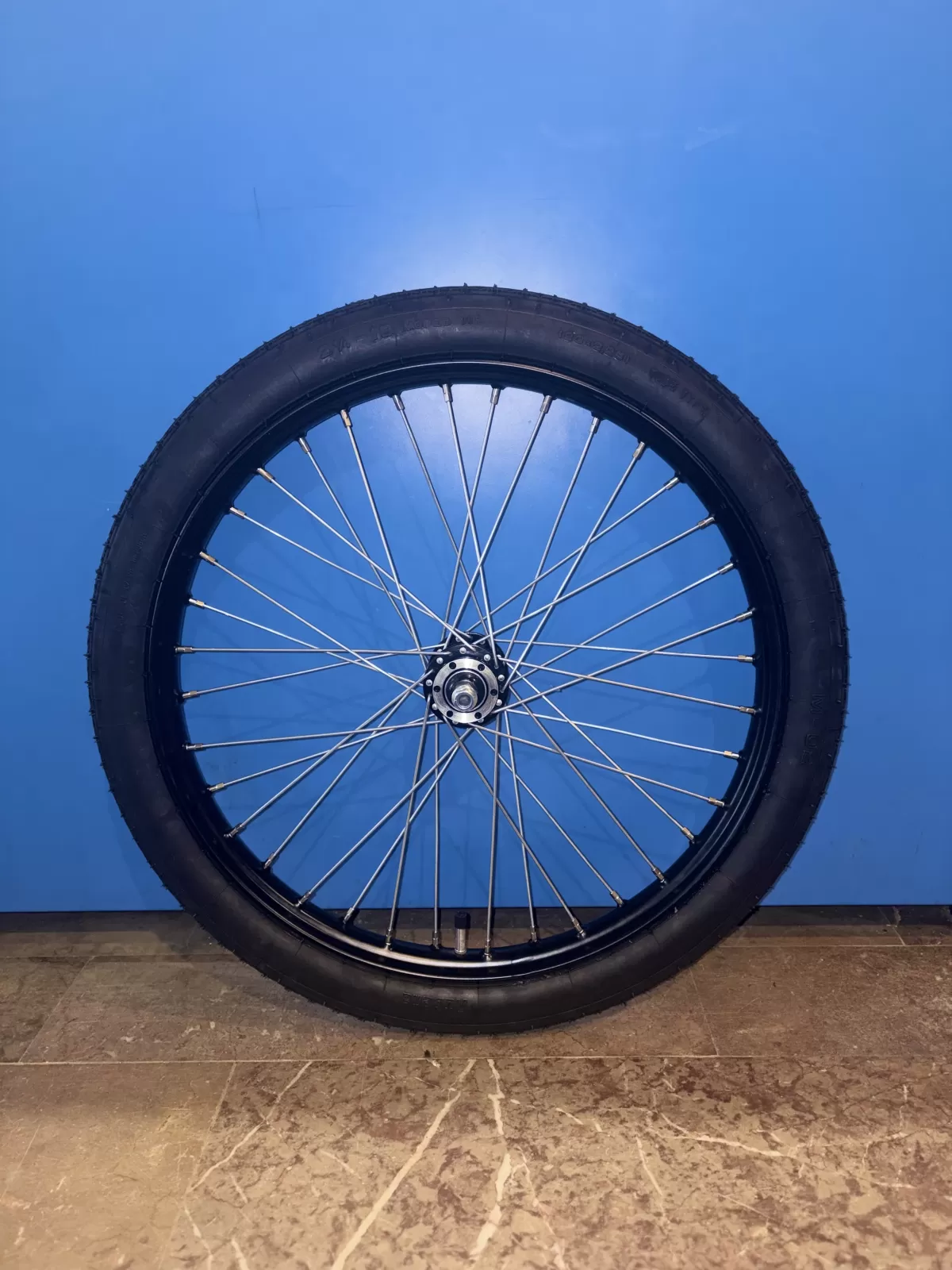 Obuté zapletené kolo na kárku 23x2,25